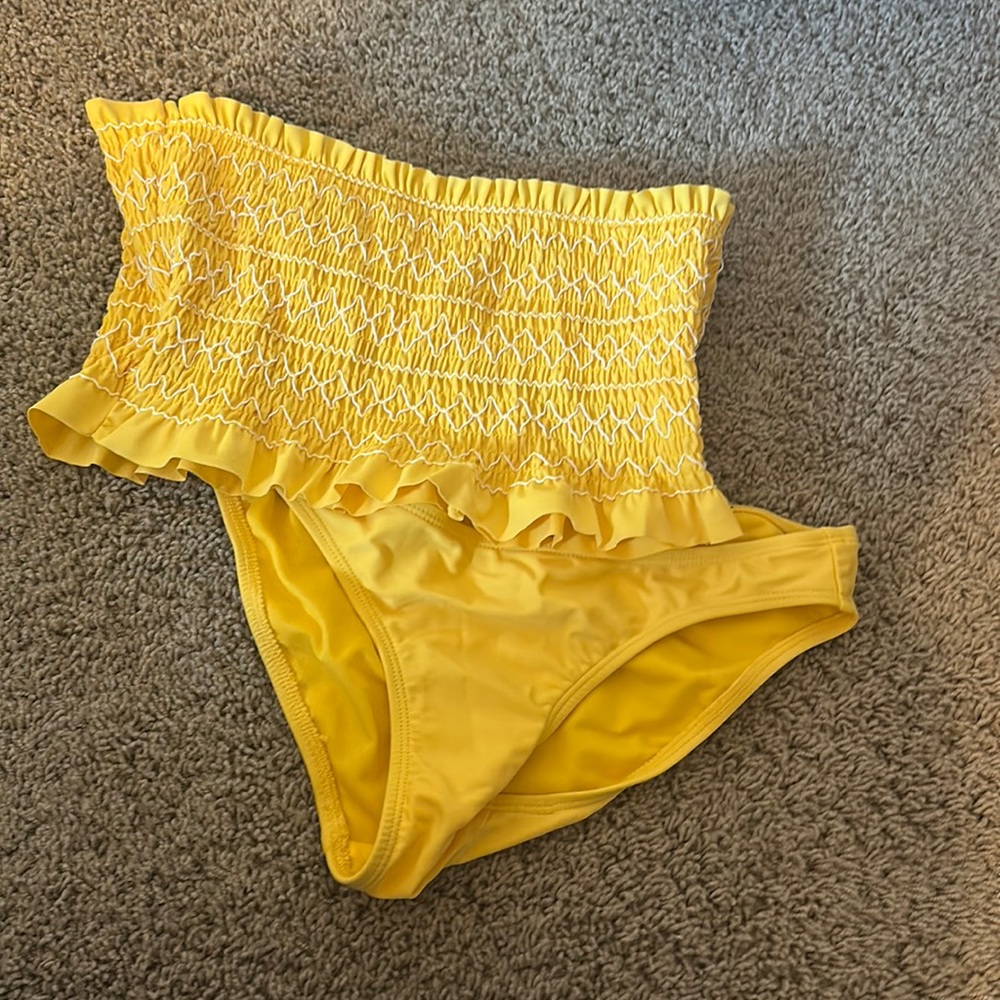 Hi, im Vera and im selling this bikini set from target,its yellow and a S.